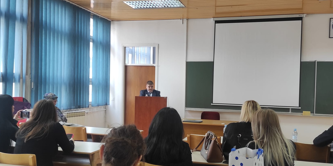 Emrah je od malih nogu pokazivao izuzetne talente - s dvije godine je svirao, a s pet pjevao. Nedavno je magistrirao na Fakultetu političkih nauka u Sarajevu, a kroz projekt My Work i Udruženje “Želim biti dio društva” angažirao se u borbi za prava osoba s invaliditetom, budući da je i sam osoba s invaliditetom.