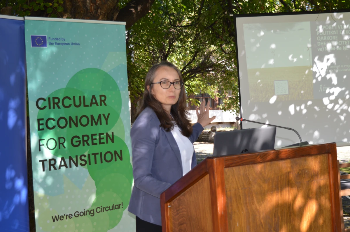 People in Need Kosovo (PIN Kosovo) and Let’s Do It, Peja!, organizations implementing an EU-funded project “Circular Economy for Green Transition”, hosted an event on Thursday, October 12, in Pristina dedicated to the advancement of circular economy in Kosovo.
Circular Economy for Green Transition (CE4GT) a three-year initiative that contributes towards the transition to a more circular economy in Kosovo by building the capacity of civil society actors to influence the policy reforms. The project is funded by the European Union, co-funded by the Ministry of Foreign Affairs of the Czech Republic and implemented by the People in Need and Let's Do It Peja!.