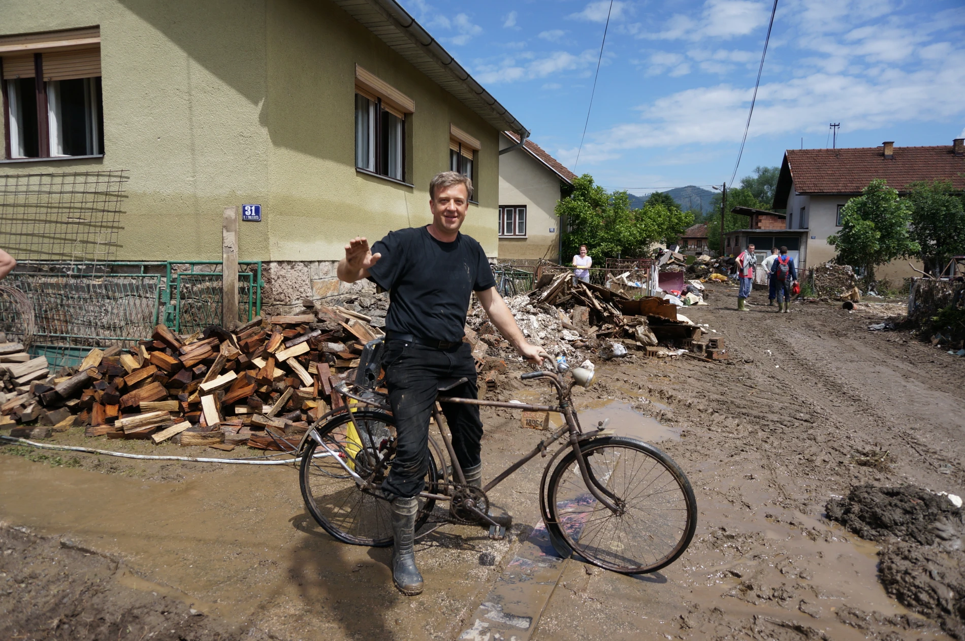 Maglaj, Bosna V Bosně směřovala naše pomoc mimo jiné do obcí Doboj a Maglaj. Přes obě města se přehnala až čtyřmetrová povodňová vlna. Povodeň v Maglaji přežilo kolo ze čtyřicátých let, jinak toho moc nezbylo. (Foto: Aleš Tomášek, ČvT)