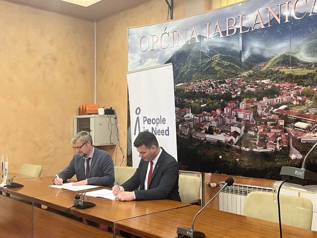 People in Need (PIN) i opština Jablanica u Bosni i Hercegovini najavili su potpisivanje Memoranduma o razumijevanju (MoR) za pokretanje revolucionarnog pilot projekta usmjerenog na unapređenje prevencije šumskih požara i pravovremenog reagovanja u regionu. Ova saradnja označava značajan korak ka klimatskoj adaptaciji i smanjenju rizika u području koje je sve više pogođeno uticajima klimatskih promjena.