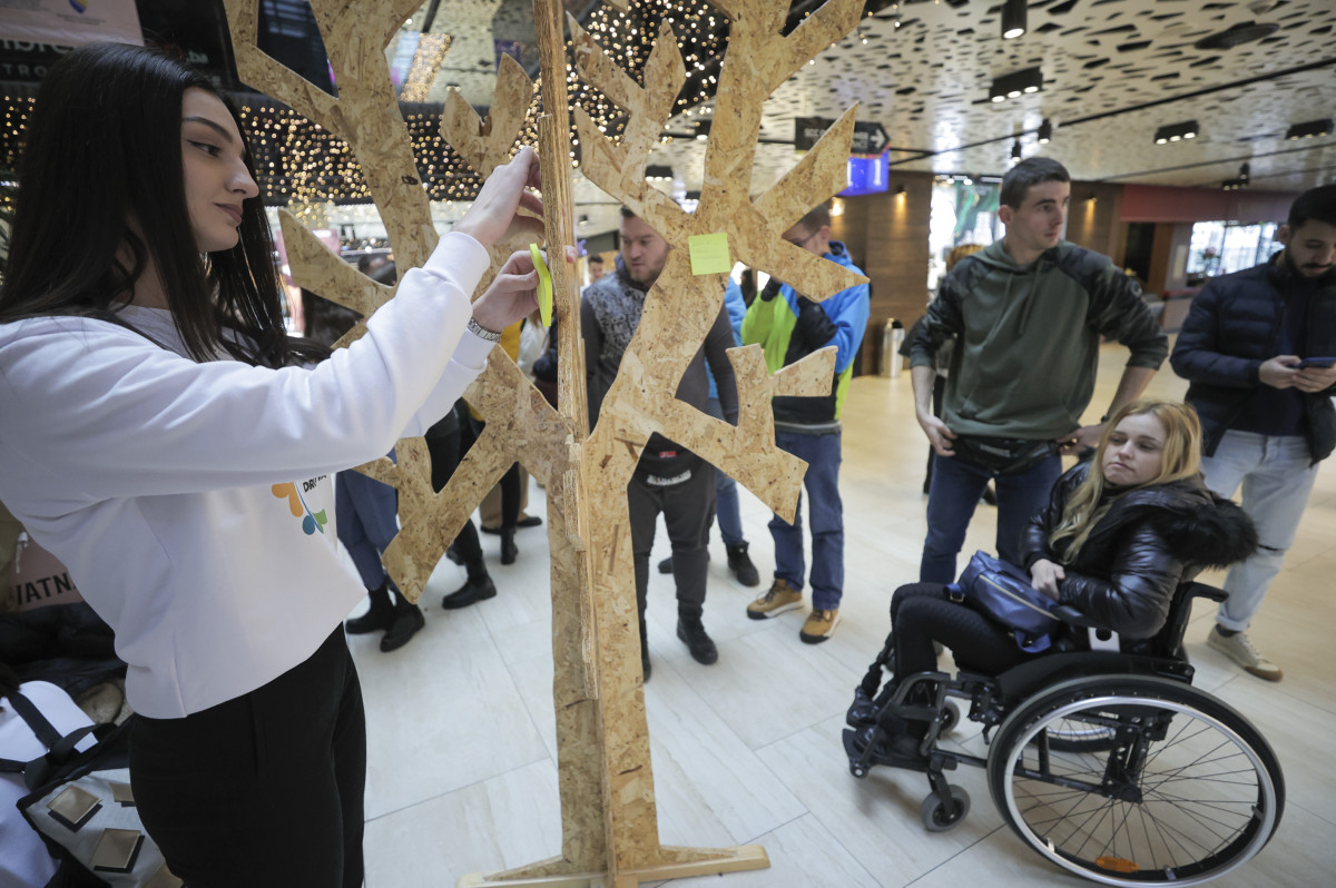 Želim da osobe sa invaliditetom budu prihvaćene i ravnopravne sa ostalim, te da im se omogući da rade i obavljaju posao koji žele, samo je jedna od poruka koja je zakačena na ovogodišnje drvo želja koje je postavljeno u Sarajevo City Centru povodom obilježavanja Međunarodnog dana osoba sa invaliditetom.