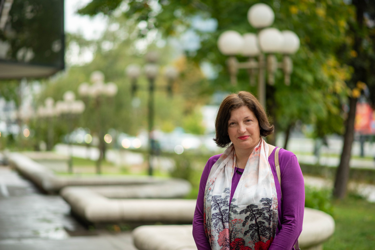 Upoznajte Maidu Čukojević, ženu koja potiče promjene u Sarajevu, Bosni i Hercegovini (BiH). Kao voditeljica Službe za upravljanje otpadom, zaštitu okoliša i sustava upravljanja kvalitetom u KJKP