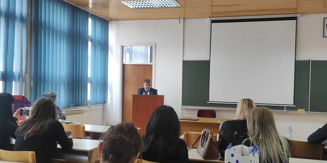Emrah je od malih nogu pokazivao izuzetne talente - s dvije godine je svirao, a s pet pjevao. Nedavno je magistrirao na Fakultetu političkih nauka u Sarajevu, a kroz projekt My Work i Udruženje “Želim biti dio društva” angažirao se u borbi za prava osoba s invaliditetom, budući da je i sam osoba s invaliditetom.
