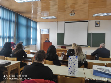 Emrah je od malih nogu pokazivao izuzetne talente - s dvije godine je svirao, a s pet pjevao. Nedavno je magistrirao na Fakultetu političkih nauka u Sarajevu, a kroz projekt My Work i Udruženje “Želim biti dio društva” angažirao se u borbi za prava osoba s invaliditetom, budući da je i sam osoba s invaliditetom.