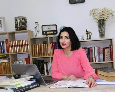 Uz životni moto da je „historija najbolja učiteljica,“ Alma je, uz podršku kolegica iz Inicijative građanki/na i Projekta Mostar, u javni prostor vratila zaboravljene žene Mostara i njene okoline.